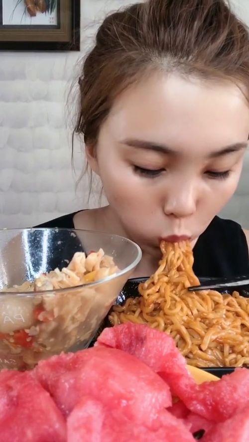 火鸡面吃瓜,揭秘网红食品背后的故事