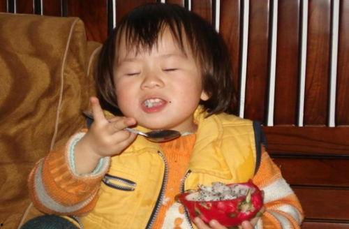 女孩带弟弟吃瓜,女孩带弟弟共享夏日清凉瓜果时光